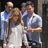 Hilary Duff se rend dans un magasin de déco d'intérieur avec son époux Mike Comrie, le samedi 28 juillet 2012. Leur fils Luca, niché dans son landau, apparaît sage et calme.