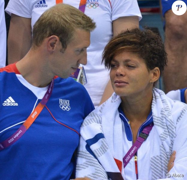 Alain Bernard et Coralie Balmy, émue aux larmes, ont assisté au triomphe du relais 4x100m nage libre lors des Jeux olympiques de Londres le 29 juillet 2012