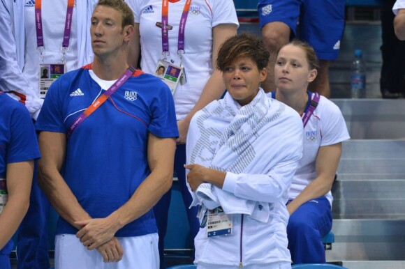Coralie Balmy ne pouvait retenir ses larmes durant le triomphe du relais 4x100m nage libre auquel ne participait pas son homme Alain Bernard lors des Jeux olympiques de Londres le 29 juillet 2012
