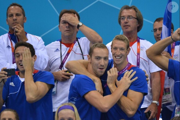 Alain Bernard et Jérémy Stravius ont assisté au triomphe du relais 4x100m nage libre lors des Jeux olympiques de Londres le 29 juillet 2012