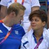 Alain Bernard tente de réconforter Coralie Balmy durant le triomphe du relais 4x100m nage libre lors des Jeux olympiques de Londres le 29 juillet 2012