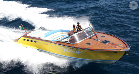 Christian Audigier s'offre une petite balade en bateau à Saint-Tropez avec sa compagne Nathalie Sorensen, le dimanche 29 juillet 2012.