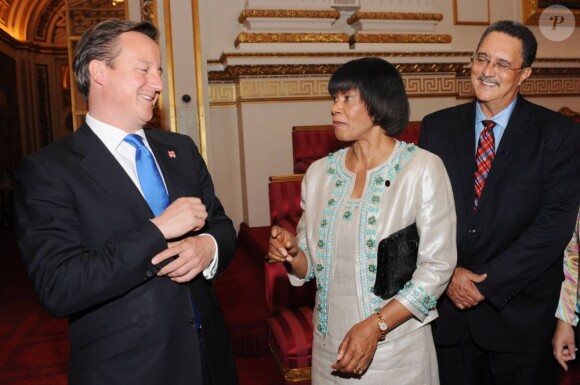 Le Premier ministre britannique David Cameron avec ses homologues de la Jamaïque et de Sainte-Lucie.
La reine Elizabeth II donnait le 27 juillet 2012 une réception à Buckingham Palace pour les royaux et chefs d'Etat et de gouvernement invités à la cérémonie d'ouverture des Jeux olympiques de Londres 2012, dans les heures précédant le grand moment.