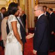 Michelle Obama saluée par le prince Abert de Monaco. La reine Elizabeth II donnait le 27 juillet 2012 une réception à Buckingham Palace pour les royaux et chefs d'Etat et de gouvernement invités à la cérémonie d'ouverture des Jeux olympiques de Londres 2012, dans les heures précédant le grand moment.