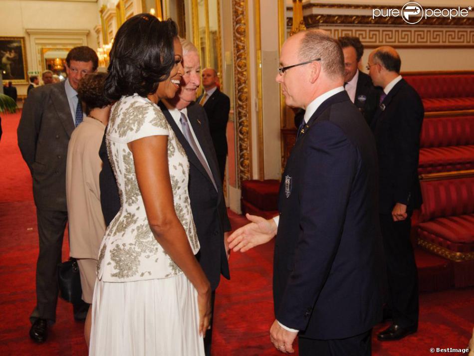 Michelle Obama saluée par le prince Abert de Monaco. La reine Elizabeth