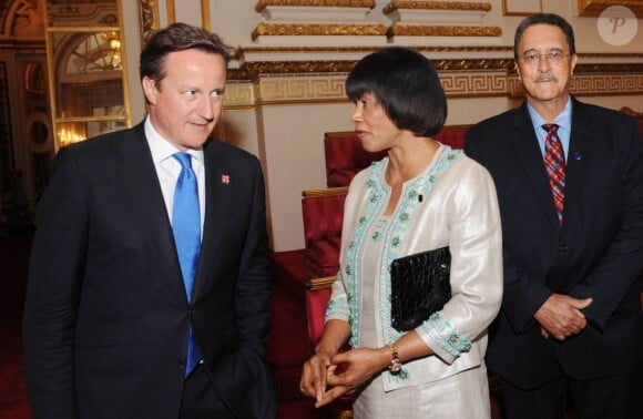 Le Premier ministre britannique David Cameron avec ses homologues de la Jamaïque et de Sainte-Lucie.
La reine Elizabeth II donnait le 27 juillet 2012 une réception à Buckingham Palace pour les royaux et chefs d'Etat et de gouvernement invités à la cérémonie d'ouverture des Jeux olympiques de Londres 2012, dans les heures précédant le grand moment.