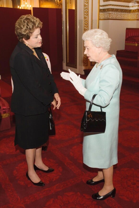 La reine Elizabeth II, ici avec la présidente du Brésil Dilma Rousseff, donnait le 27 juillet 2012 une réception à Buckingham Palace pour les royaux et chefs d'Etat et de gouvernement invités à la cérémonie d'ouverture des Jeux olympiques de Londres 2012, dans les heures précédant le grand moment.