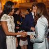 Kate Middleton saluant Michelle Obama.
La reine Elizabeth II donnait le 27 juillet 2012 une réception à Buckingham Palace pour les royaux et chefs d'Etat et de gouvernement invités à la cérémonie d'ouverture des Jeux olympiques de Londres 2012, dans les heures précédant le grand moment.