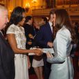  Kate Middleton saluant Michelle Obama. 
 La reine Elizabeth II donnait le 27 juillet 2012 une réception à Buckingham Palace pour les royaux et chefs d'Etat et de gouvernement invités à la cérémonie d'ouverture des Jeux olympiques de Londres 2012, dans les heures précédant le grand moment. 