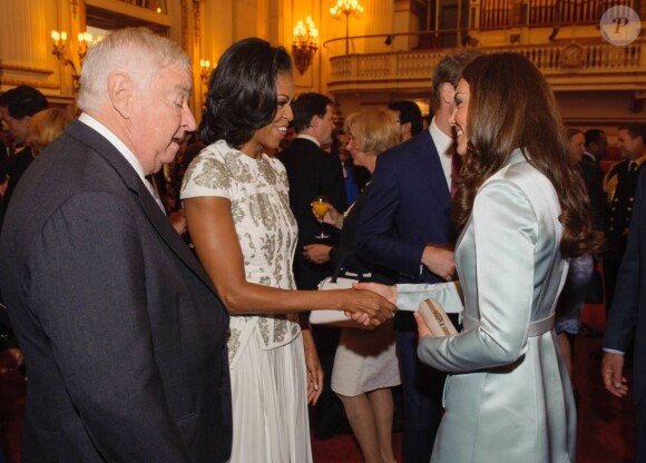 Kate Middleton saluant Michelle Obama.
La reine Elizabeth II donnait le 27 juillet 2012 une réception à Buckingham Palace pour les royaux et chefs d'Etat et de gouvernement invités à la cérémonie d'ouverture des Jeux olympiques de Londres 2012, dans les heures précédant le grand moment.