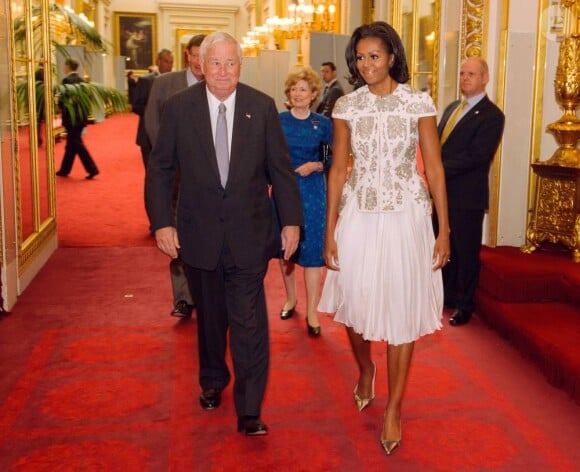 Arrivée de Michelle Obama. La reine Elizabeth II donnait le 27 juillet 2012 une réception à Buckingham Palace pour les royaux et chefs d'Etat et de gouvernement invités à la cérémonie d'ouverture des Jeux olympiques de Londres 2012, dans les heures précédant le grand moment.