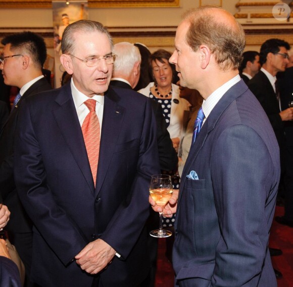 Le prince Edward, comte de Wessex, avec le président du CIO Jacques Rogge. La reine Elizabeth II donnait le 27 juillet 2012 une réception à Buckingham Palace pour les royaux et chefs d'Etat et de gouvernement invités à la cérémonie d'ouverture des Jeux olympiques de Londres 2012, dans les heures précédant le grand moment.