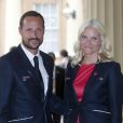  Arrivée du prince Haakon de Norvège et de la princesse Mette-Marit. 
 La reine Elizabeth II donnait le 27 juillet 2012 une réception à Buckingham Palace pour les royaux et chefs d'Etat et de gouvernement invités à la cérémonie d'ouverture des Jeux olympiques de Londres 2012, dans les heures précédant le grand moment. 