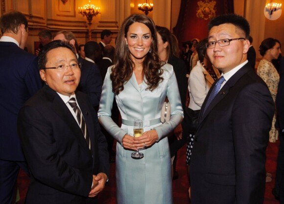 Kate Middleton avec le président de la Mongolie. La reine Elizabeth II donnait le 27 juillet 2012 une réception à Buckingham Palace pour les royaux et chefs d'Etat et de gouvernement invités à la cérémonie d'ouverture des Jeux olympiques de Londres 2012, dans les heures précédant le grand moment.