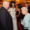 La reine Elizabeth II, qui salue ici Michelle Obama, donnait le 27 juillet 2012 une réception à Buckingham Palace pour les royaux et chefs d'Etat et de gouvernement invités à la cérémonie d'ouverture des Jeux olympiques de Londres 2012, dans les heures précédant le grand moment.