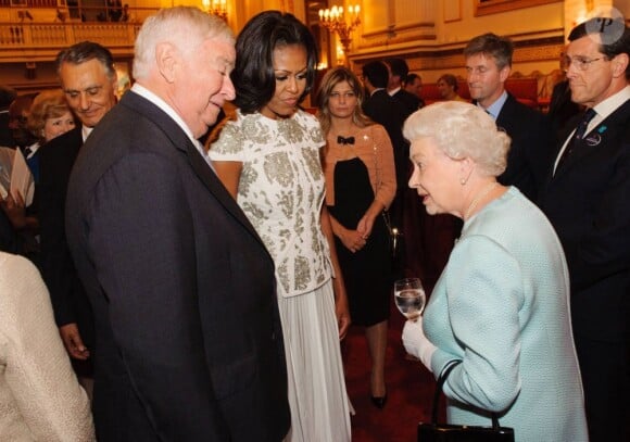 La reine Elizabeth II, qui salue ici Michelle Obama, donnait le 27 juillet 2012 une réception à Buckingham Palace pour les royaux et chefs d'Etat et de gouvernement invités à la cérémonie d'ouverture des Jeux olympiques de Londres 2012, dans les heures précédant le grand moment.