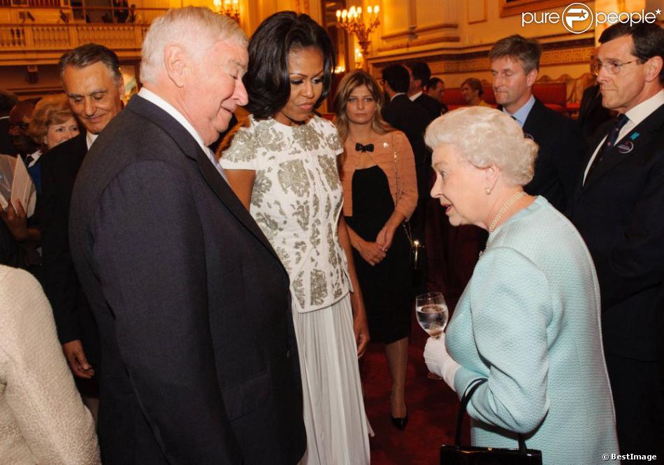 La reine Elizabeth II, qui salue ici Michelle Obama, donnait le 27