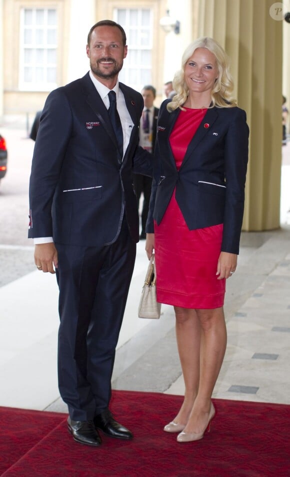 Arrivée du prince Haakon de Norvège et de la princesse Mette-Marit.
La reine Elizabeth II donnait le 27 juillet 2012 une réception à Buckingham Palace pour les royaux et chefs d'Etat et de gouvernement invités à la cérémonie d'ouverture des Jeux olympiques de Londres 2012, dans les heures précédant le grand moment.