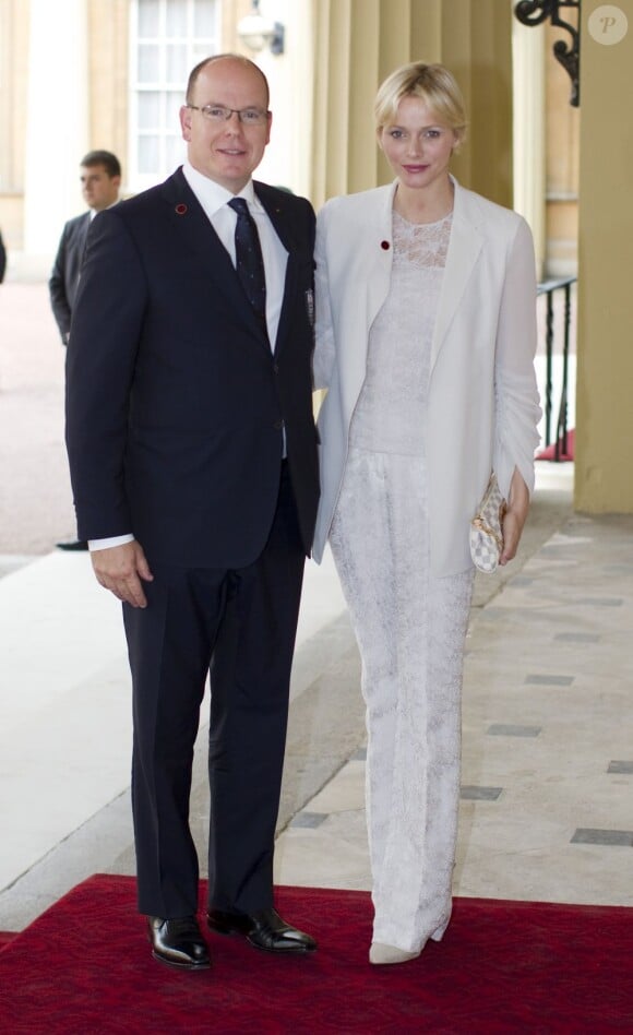 Arrivée du prince Albert et de la princesse Charlene de Monaco. La reine Elizabeth II donnait le 27 juillet 2012 une réception à Buckingham Palace pour les royaux et chefs d'Etat et de gouvernement invités à la cérémonie d'ouverture des Jeux olympiques de Londres 2012, dans les heures précédant le grand moment.