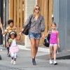 Heidi Klum dans un look au top se balade à New York avec ses enfants. Le 29 juillet 2012