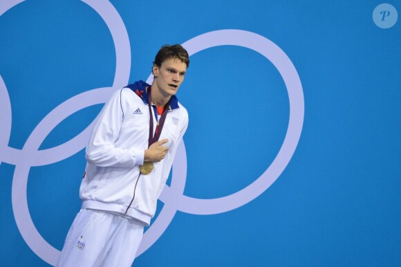 Yannick Agnel, champion olympique du 200m nage libre, pendant la Marseillaise le 30 juillet 2012 à l'Aquatics Centre de Londres.