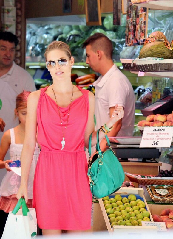 Helen Swedin, charmante pour faire son shopping avec sa fille dans les rues de Madrid le 30 juillet 2012