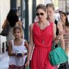 Helen Swedin, surprise en plein shopping avec sa fille dans les rues de Madrid le 30 juillet 2012