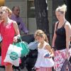 Helen Swedin, surprise en plein shopping avec sa fille dans les rues de Madrid le 30 juillet 2012