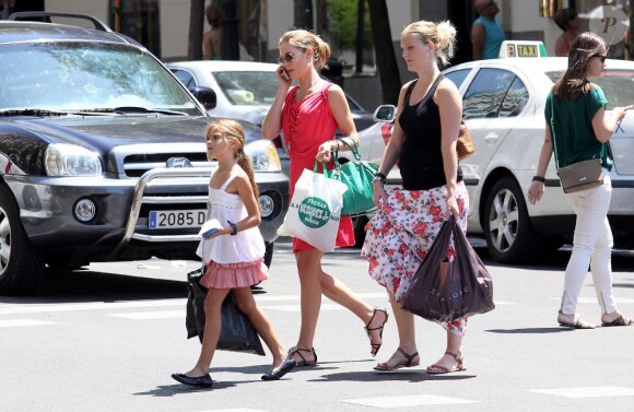 Helen Swedin, accro au shopping et au téléphone, avec sa fille dans les rues de Madrid le 30 juillet 2012