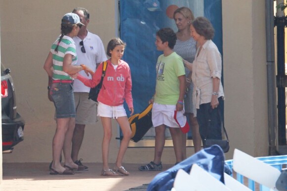 La reine Sofia d'Espagne à Palma de Majorque le 1er août 2012 avec l'infante Elena et ses enfants Felipe et Victoria.