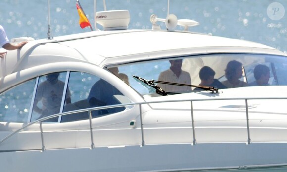 La reine Sofia d'Espagne à Majorque le 31 juillet 2012 avec l'infante Elena, ses enfants Felipe et Victoria, et les quatre enfants de l'infante Cristina (Juan, Pablo, Miguel et Irene).