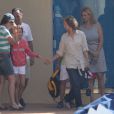 La reine Sofia d'Espagne à Palma de Majorque le 1er août 2012 avec l'infante Elena et ses enfants Felipe et Victoria.
