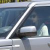 Alors qu'elle papote avec une amie, un policier met une amende à Jennifer Garner, à Los Angeles, le 1 août 2012