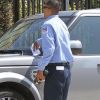 Alors qu'elle papote avec une amie, un policier met une amende à Jennifer Garner, à Los Angeles, le 1 août 2012. Jennifer se précipite ensuite à sa voiture