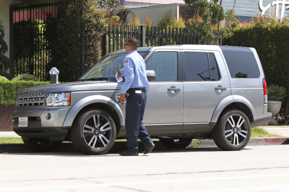 Alors qu'elle papote avec une amie, un policier met une amende à Jennifer Garner, à Los Angeles, le 1 août 2012. Jennifer se précipite ensuite à sa voiture