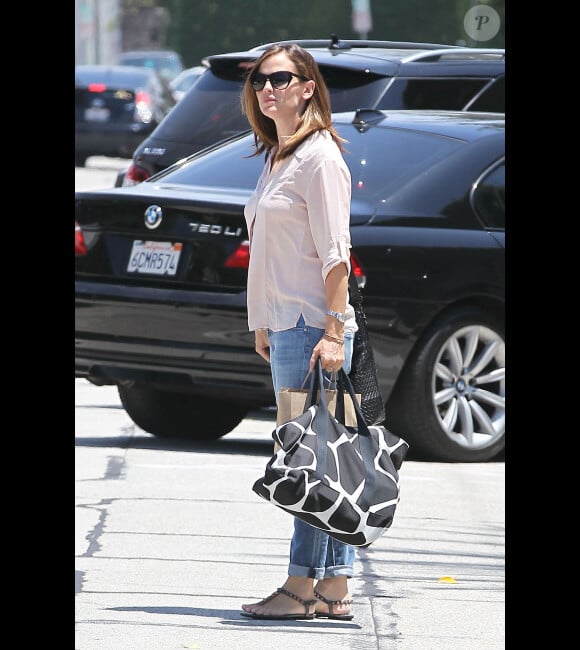 Jennifer Garner, radieuse, va faire du shopping à West Hollywood, le 1er août 2012
