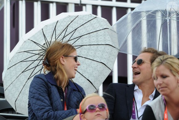 Ambiance au beau fixe malgré la pluie entre la princesse Beatrice d'York et son boyfriend Dave Clark dans les gradins de Greenwich Park le 3 août 2012, lors du Grand Prix de la compétition de dressage des Jeux olympiques de Londres.