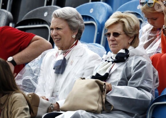 La princesse Benedikte et l'ancienne reine Anne-Marie de Grèce dans les gradins de Greenwich Park le 3 août 2012, lors du Grand Prix de la compétition de dressage des Jeux olympiques de Londres.