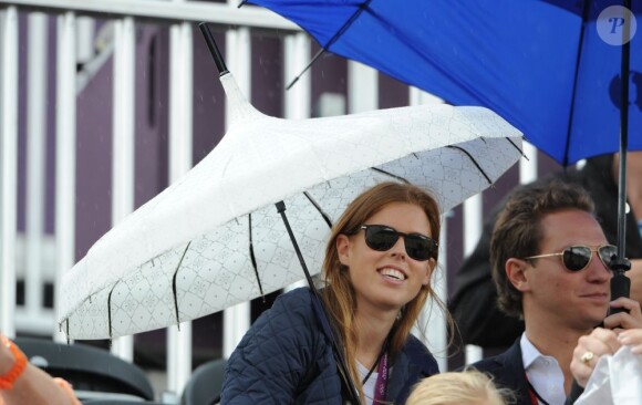 La princesse Beatrice d'York et son petit ami Dave Clark dans les gradins de Greenwich Park le 3 août 2012, lors du Grand Prix de la compétition de dressage des Jeux olympiques de Londres.