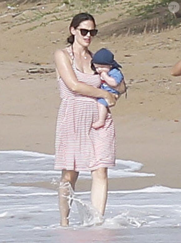 EXCLU - Jennifer Garner s'occupe de son petit Samuel alors qu'elle profite de vacances en famille avec son mari Ben Affleck et leurs enfants Violet, Seraphina et le petit dernier sur une plage de Puerto Rico le 15 juillet 2012