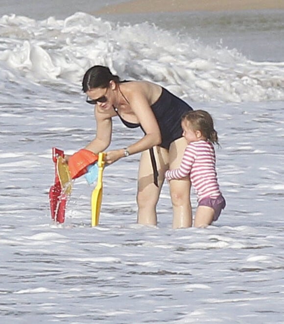 EXCLU - Jennifer Garner s'occupe de sa petite Seraphina sur une plage de Puerto Rico le 15 juillet 2012