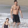 EXCLU - Ben Affleck s'éclate dans les vagues avec sa fille Violet sur une plage de Puerto Rico le 15 juillet 2012