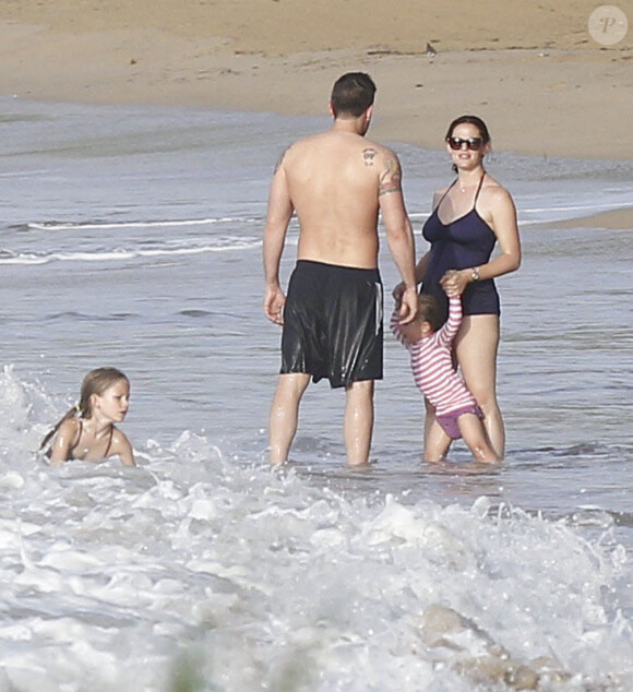 EXCLU - Jennifer Garner et Ben Affleck jouent avec leur petite Seraphina aux côtés de Violet sur une plage de Puerto Rico le 15 juillet 2012