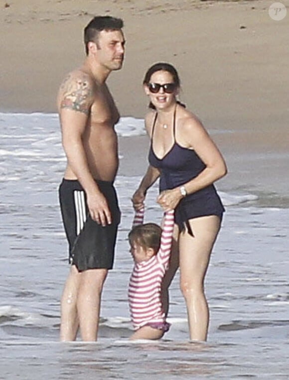 EXCLU - Jennifer Garner et Ben Affleck jouent avec leur petite Seraphina aux côtés de Violet sur une plage de Puerto Rico le 15 juillet 2012