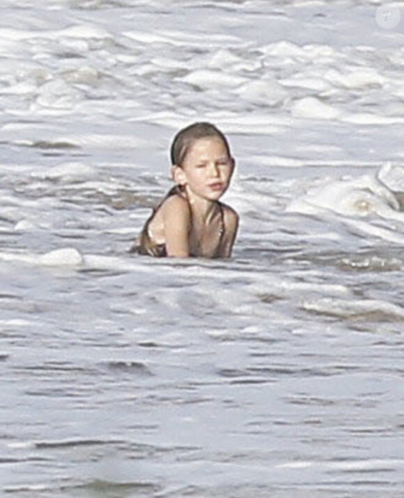 EXCLU - La petite Violet Affleck en vacances sur une plage de Puerto Rico le 15 juillet 2012