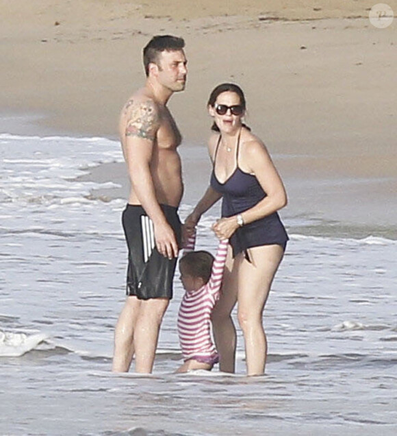 EXCLU - Jennifer Garner et Ben Affleck jouent avec leur petite Seraphina aux côtés de Violet sur une plage de Puerto Rico le 15 juillet 2012
