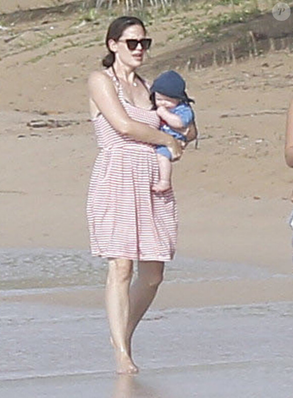 EXCLU - Jennifer Garner s'occupe de son petit Samuel alors qu'elle profite de vacances en famille avec son mari Ben Affleck et leurs enfants Violet, Seraphina et le petit dernier sur une plage de Puerto Rico le 15 juillet 2012