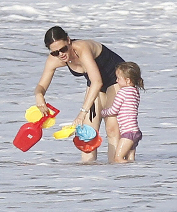 EXCLU - Jennifer Garner s'occupe de sa petite Seraphina sur une plage de Puerto Rico le 15 juillet 2012