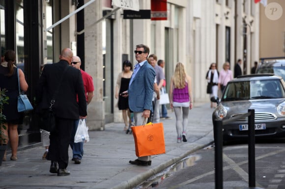 Pierce Brosnan à Paris pour une séance shopping le 4 août 2012