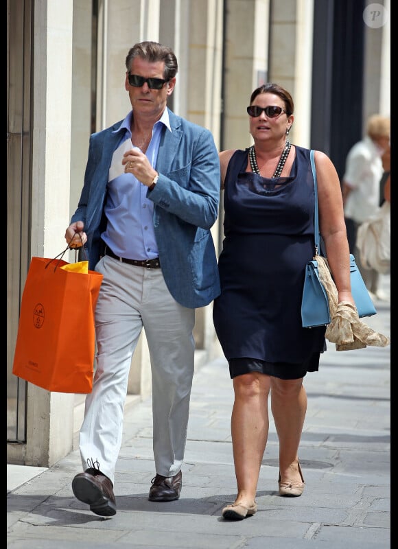 Pierce Brosnan se promène avec son épouse Keely Shaye Smith dans la rue Saint Honoré à Paris pour une séance shopping le 4 août 2012